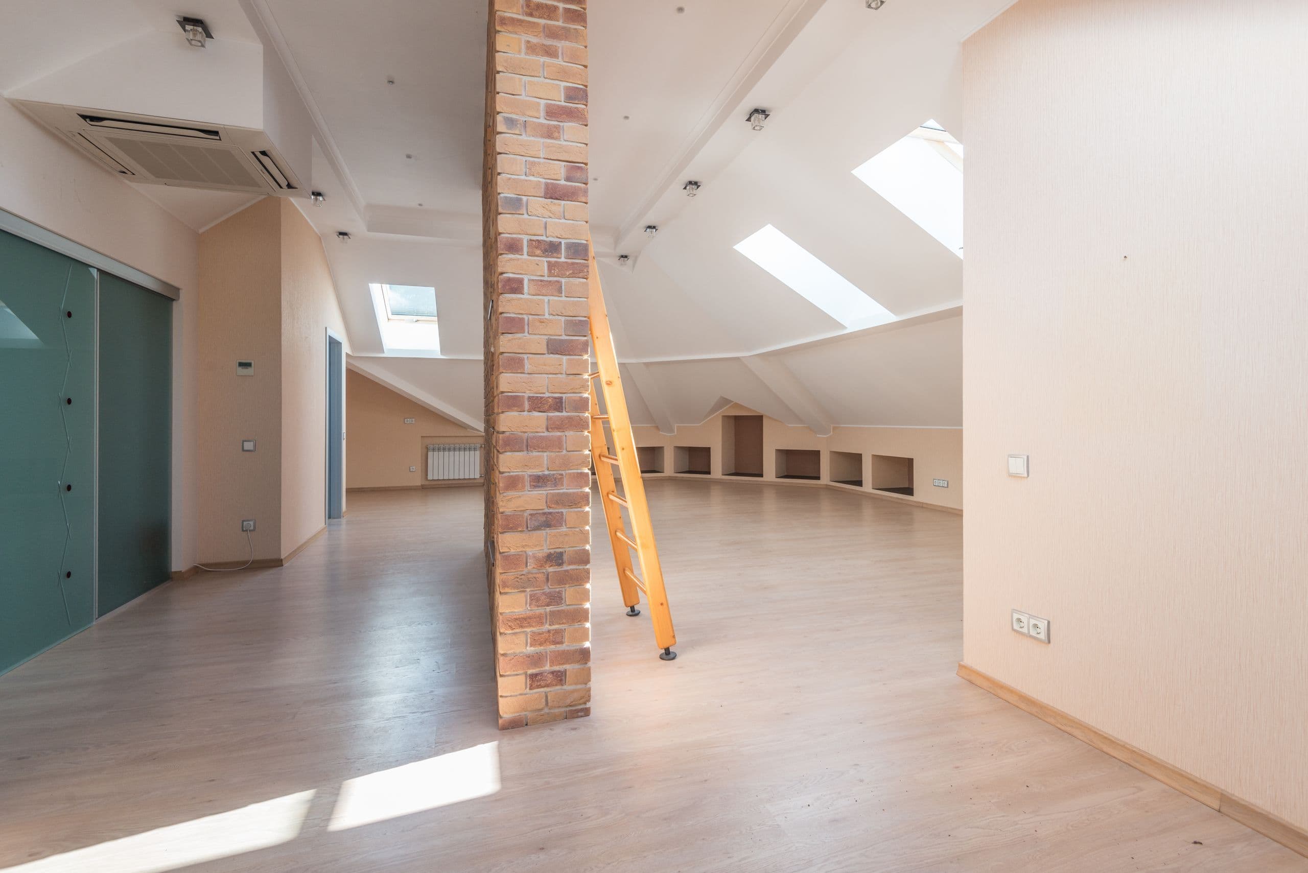 Lyst, rent loftrum med ovenlys
